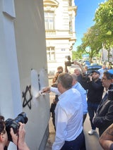 Sobotka übermalt antisemitische Parolen