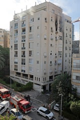 Brennendes Wohnhaus in Tel Aviv nach dem Raketenbeschuss aus Gaza.