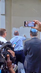 Sobotka übermalt antisemitische Parolen