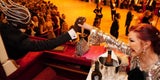 Lugner hat Priscilla fest im Griff