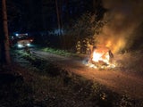 Nackter neben brennendem Auto Gablitz