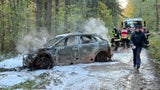 Nackter neben brennendem Auto Gablitz