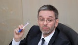 Herbert Kickl mit Kugelschreiber
