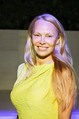 Pamela Anderson ''oben ohne'' bei Pariser Fashion Week