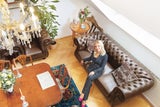 Schöne Stücke mit Geschichte prägen nicht nur die musikalische Welt von Lidia Baich – auch in ihrer Dachgeschoßwohnung findet man Antiquitäten und Interieur-Klassiker wie das große Chesterfield-Sofa.   