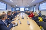 Blick in den Besprechungsraum mit Bundeskanzler Karl Nehammer (ÖVP/5.v.l.), Verteidigungsministerin Klaudia Tanner (ÖVP/ 5.v.r.), Vizekanzler Werner Kogler (GRÜNE/4.v.r.), Innenminister Gerhard Karner (ÖVP/3.v.r.) und ÖRK-Bundesrettungskommandant Gerry Foitik (2.v.r.) am Samstag.