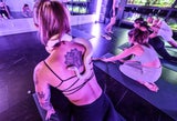 Eine Python schlängelt während des Schlangen-Yoga auf einer Teilnehmerin umher.&nbsp;