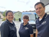 Doris (links), Sonja (mitte) & Florian (rechts) machten sich früh auf den Weg in die Steiermark und erfüllten ehrenamtlich und unentgeltlich den letzten Wunsch von "Ossi". 