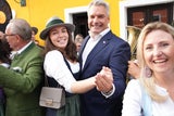 Kanzler Nehammer ließ sich ein Tänzchen nicht nehmen.