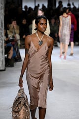 Mocha Mousse auf dem Runway