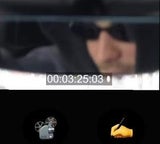 Bieber trug einen schwarzen Hoodie und man sah ihn, wie er im Rückspiegel des Autos den Kopf zur Musik wippte.&nbsp;