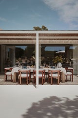 Auf der Terrasse tischt die Unternehmerin gerne für Familie und Freunde auf.