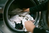 Taschentuch mitgewaschen? Mit diesen Tricks werden Sie die Fussel schnell los