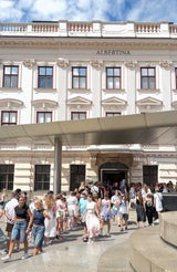 Swifties in der Albertina