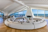 Einzigartig ist das in den 1950er-Jahren entworfene Haus, das sich mit seiner runden Bauweise und einem wellenförmigen Dach perfekt in die Kulisse des Strands von Malibu einfügt.&nbsp;