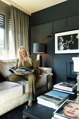 Ein Lieblingsplatz ist das gemütliche große Sofa, auf das sich Anja gerne mit einem guten Buch zurückzieht. „Im Winter bin ich am liebsten hier – im Sommer gerne auf meiner Terrasse mit Blick auf die Berge. Die Ruhe hier ist unvergleichlich.“ 2_ Ein bisschen Spaß muss im Leben der sympathischen Powerlady immer sein.