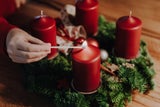 Immer grün, immer schön. In der Vorweihnachtszeit wird der duftende und symbolbehaftete Adventkranz zur beliebtesten Deko. Von der Natur inspiriert: Material für die Herstellung findet sich im eigenen Garten, bei einem Spaziergang im Wald sowie bei Floristen und in Gärtnereien.