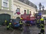 63-Jähriger wird bei Stiegenaufgang von Auto erfasst
