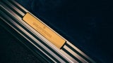 In den Einstiegsleisten befinden sich zwei goldene Platten, die bewusst wie die Goldbarren im Film gestaltet sind.&nbsp;