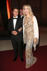 Prinz Aly im Jahr 2017 mit Mama Gabriele bei den Salzburger Festspielen