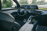 Typisches i-Cockpit mit gebogenem Display-Cluster.
