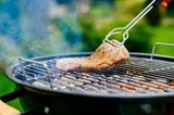 Mit diesem Trick klebt Fleisch nie wieder am Grillrost fest