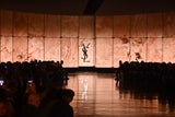 Anthony Vaccarello, der Kreativdirektor von Saint Laurent, präsentierte eine Kollektion, die sich durch kraftvolle Silhouetten und Farben auszeichnete. Spitze, Leo-Muster und florale Details setzten unerwartete Kontraste.