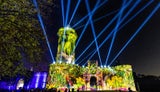 Der HIngucker: Die Franzensburg ist gemschückt mit frabenprächtigen Videoinstallationen.