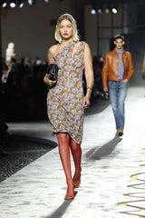 Mocha Mousse auf dem Runway
