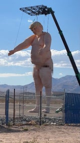Riesige nackte Trump-Statue bei Las Vegas aufgestellt