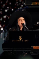 „FireAid“ lieferte Millionen-Spenden, Gaga-Premiere und Nirvana-Reunion