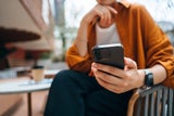 Handy durchsuchen: SO viele Österreicher überwachen ihren Partner