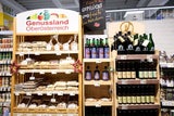 Sortiment mit vielen regionalen Produkten. Die Regale stehen an einem besondern Platz im Markt.
