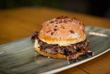 Kein Scherz: Le Burger bietet Krapfen-BBQ-Burger an