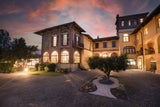 Villa Soleil/Piemont. Royal Suite mit Marmorkamin und Kassettendecken.