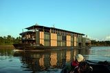 Amazonas-Luxusschiff mit Aussichtsplattform. 