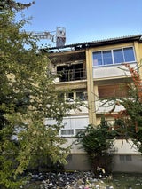 Mann hängt bei Zimmerbrand nur mehr am Fensterbrett – gerettet