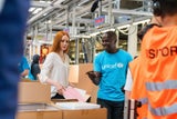 Stars als ehrenbeauftragte Barbara Meier und Ali Mahlodji besuchten das UNICEF-Warenlager in Kopenhagen, das mit über 20.000 Quadratmetern das weltweit größte seiner Art ist. Hier werden Tausende Pakete produziert.  
