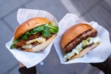 Der Kalbsbutterschnitzel-Burger und der Wiener Backhendl-Burger sind neu auf der Speisekarte.