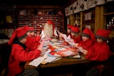Homeoffice. Mit seinem Elfen-Team bereitet sich der Weihnachtsmann auf seine Hochsaison vor.