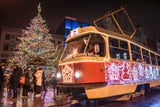 Weihnachtlich geschmückte Straßenbahnen fahren durchs Zentrum.