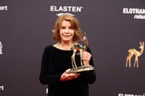 Schauspieler-Legende Senta Berger (hier bei Bambi Awards 2023 In München) lebt einst an der Adresse, wo jetzt ein Toter gefunden wurde.