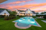 Umgeben von einem großen Garten und nur eineinhalb Kilometer vom Meer entfernt, ist das Anwesen in den Hamptons ein Sommerparadies. Im Garten steht den Hausherrinnen ein beleuchteter Pool zur Verfügung, um den herum Liegen für alle warten. 