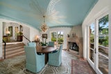 Prachtvolle Kamine verleihen der Villa Flair. Die Decken sind mit Stuckaturen versehen. Von nahezu jedem Raum kann man in den Garten hinausgehen.