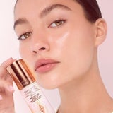 Das innovative Serum für Gesicht und Augen enthält die Precision-Fade Evenskin™ Technologie, die gezielt dunkle Flecken reduziert, ohne den natürlichen Hautton zu beeinflussen.