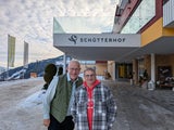 Der 65-jährige Pensionist Manfred Steinberger (r.) ist im&nbsp; Hotel Schütterhof in Rohrmoos u.a. für die Schwimmbad- und Gästebetreuung oder auch die Ausgabe der Leih-E-Bikes zuständig.