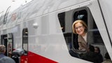 Landeshauptfrau Johanna Mikl-Leitner ist begeistert vom neuen Cityjet.