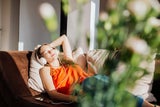 Meist atmen wir völlig automatisch und unbewusst. Man könnte auch sagen: Es atmet uns. Wenn wir lernen, den Atem bewusst wahr­zunehmen, können wir seine Kraft aktiv erleben. 
