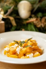 Vegetarisches Festtagsmenü mit Gnocchi, Kürbis und Schafskäse
