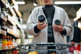 Um Geld im Supermarkt zu sparen sollten Sie Produkte genauer unter die Lupe nehmen.
